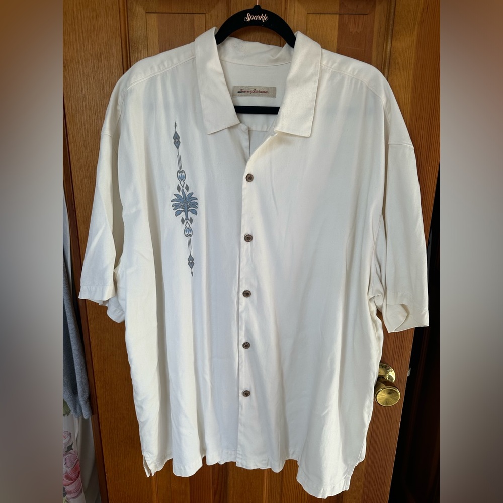 Men’s Tommy Bahama- crème button-down, short sleeve shirt. In great condition